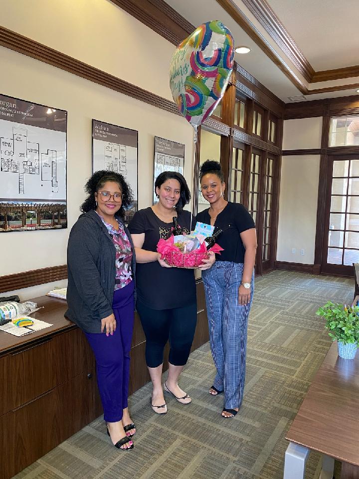 heathbrookapts's tweet photo. Congratulations to The Estates at Heathbrook Mother's Day Gift Basket Raffle Winners, Sauhry T., and Lilya M!

Thank you all for participating!

#WeLoveOurResidents #MothersDay #Ocala #EstatesAtHeathBrook #LuxuryRentals #Community #LoveWhereYouLive #Flowers https://t.co/h8f8RhaN16