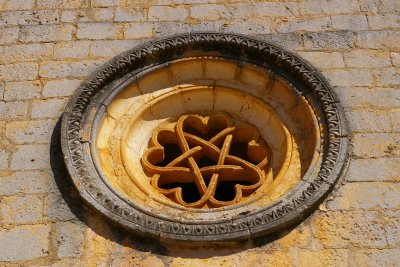 satanista_el's tweet photo. Generalmente se han dicho que estás dos pentalfas tienen que ver con lo mágico o lo satánico. Realmente, son simbolos másonicos: es la estrella flámigera.

Simboliza al maestro masón. Las cinco puntas aluden a la aritmosofía del 5, así como la unión de los cuatro elementos (sig.) https://t.co/xzZ2znveUv