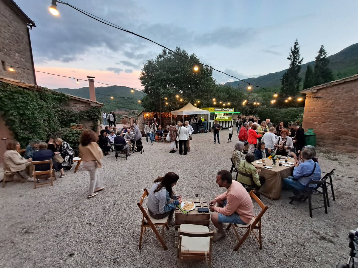 masiaparcerisas's tweet photo. 🖼️ Subhasta solidària d'ART en pro @elsquissos 
🌮 Espai gastronòmic amb +QCrep
📅 20 i 21 de maig de 2023
⏰ D'11 a 20h
💥 Rematada final diumenge a les 20h
📍 Masia Parcerisas - Paratge del Racó, 14 (Rajadell) https://t.co/3yXr6ILEBR