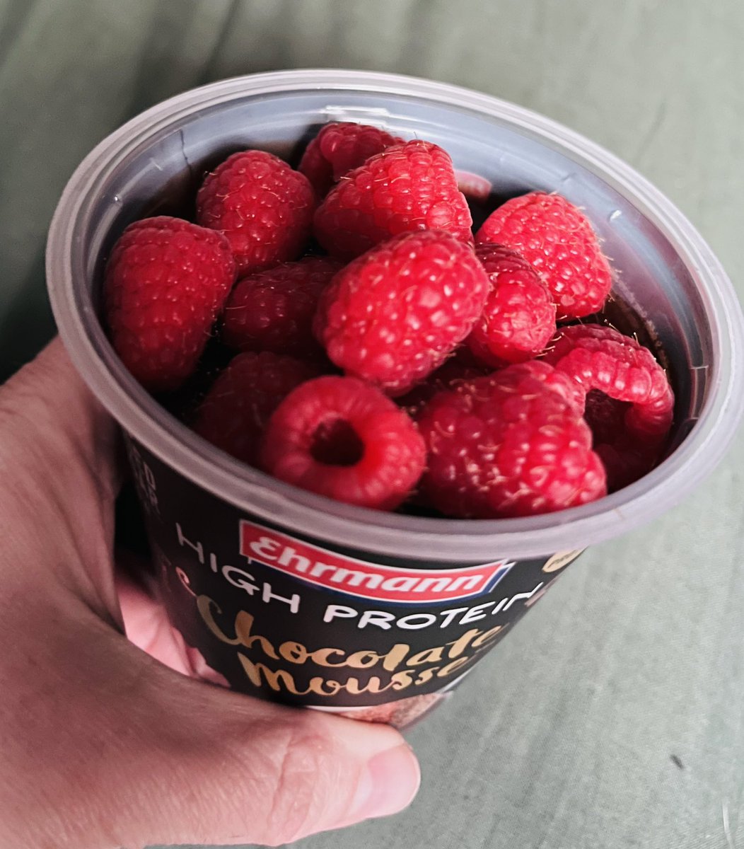 Itscomp94823486's tweet image. Spent the last two hours moving furniture and the PT asks me to make sure I’m hitting the 5 a day &amp;amp; all my protein requirements = tonight’s treat choc protein raspberries 😂 #twobirdsonestone #proteinpowered