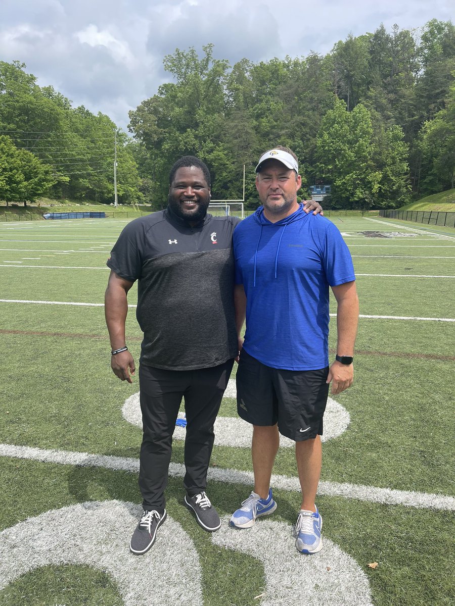 Always great to have my friend @CortBraswell from @GoBearcatsFB here watching our players get after it in our conditioning program. Another offer today for one of our Highlanders! Big Things Happening On The Mountain! #WeAreGP #HighlandersPlayOnSaturday 🏈