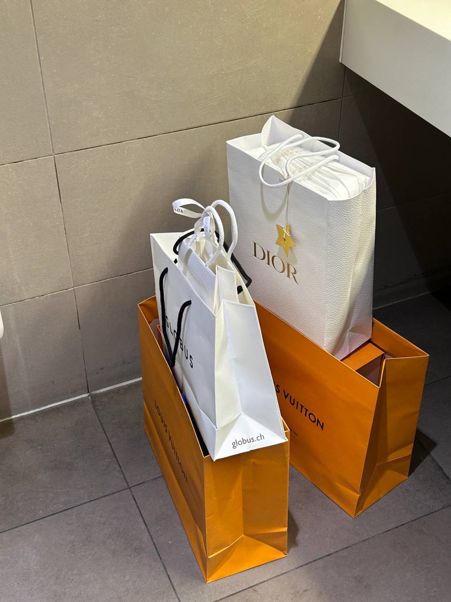 UUQQTwi's tweet photo. Shopping is a woman's nature and I love to shop and occasionally enjoy shopping. https://t.co/Fqh44F8wBe