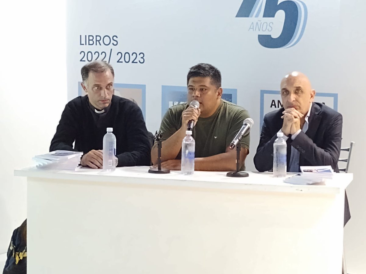 galizzi_mario's tweet photo. DIALOGO GREMIAL SINDICAL
En la @ferialibro se presentó el trabajo JUAN PABLO II y LOS SINDICATOS del Sacerdote Juan Carranza Rua, junto al secretario general de @foecra y @APYMESantaFe para retomar el enfoque del Santo de la Iglesia Católica https://t.co/jfNy4PPdWq