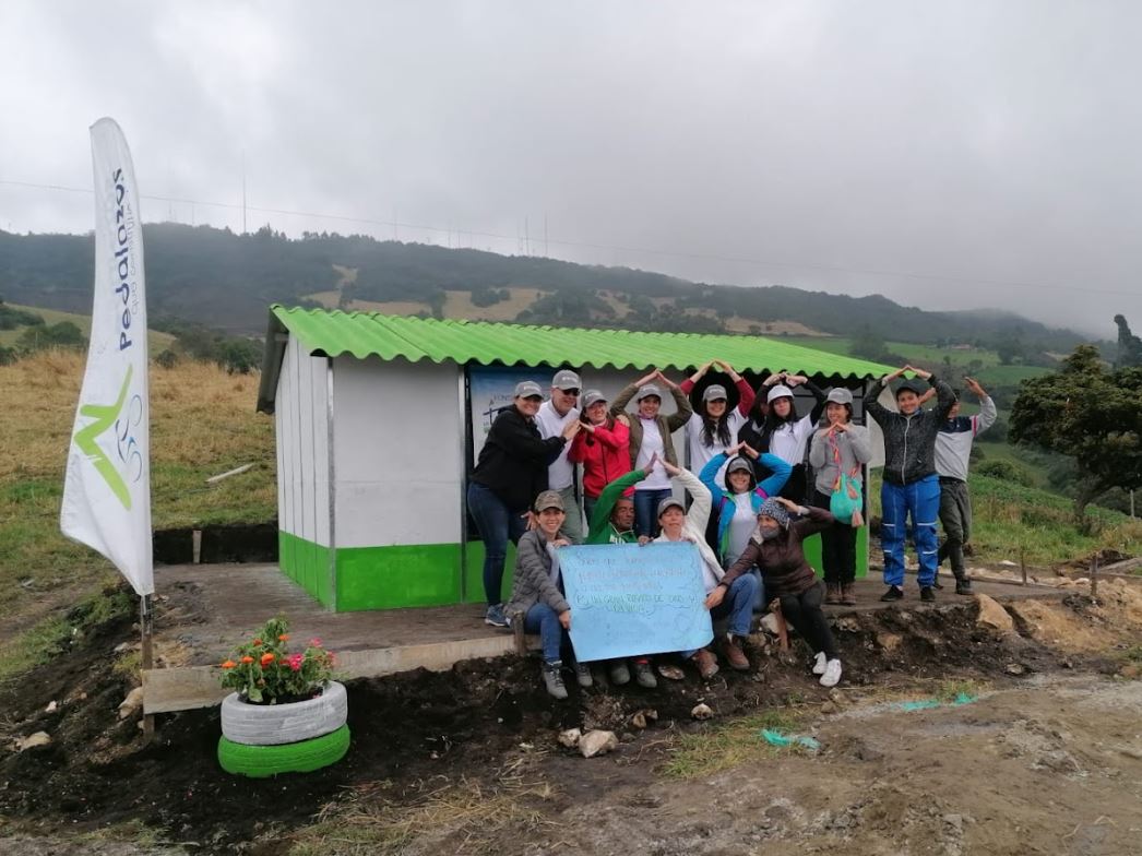 FronteraEnergy's tweet photo. Nuestro #voluntariado #YoTransformo trabajó con @Pedalazos1 y @TECHOcol en la entrega de una nueva casa para una familia de Quiba Alta, Bogotá. Con la mejor energía nuestros voluntarios donaron más de 100 horas de trabajo para la construcción.
#sostenibilidad #FuturoSostenible https://t.co/gEfjYG6CJt