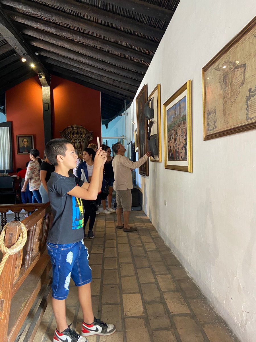 AsuncionMuni's tweet photo. Varias familias ya pasaron por la Casa de la Independencia 🤩
Si en estos días no pudiste visitarla, te esperamos hasta las 22 hs. 🙌🏼
Además, te contamos que el Panteón se encuentra abierto hasta las 17 hs.
#FiestasPatrias
#212Py🇵🇾 https://t.co/qDPwsxBoyB