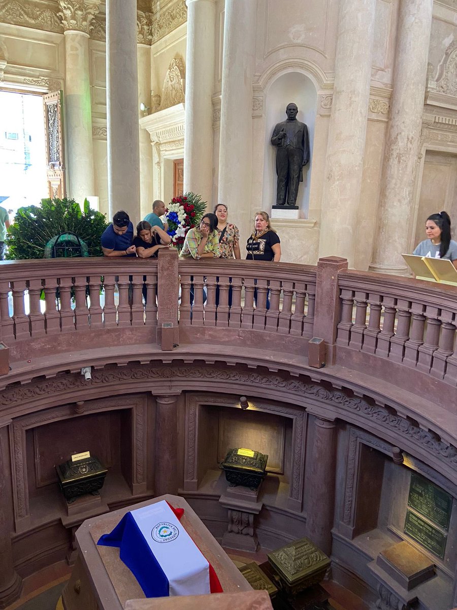 AsuncionMuni's tweet photo. Varias familias ya pasaron por la Casa de la Independencia 🤩
Si en estos días no pudiste visitarla, te esperamos hasta las 22 hs. 🙌🏼
Además, te contamos que el Panteón se encuentra abierto hasta las 17 hs.
#FiestasPatrias
#212Py🇵🇾 https://t.co/qDPwsxBoyB