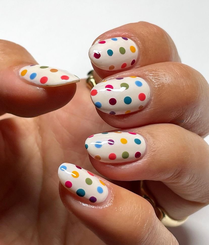 these polka dot nails are so satisfying 😍 @nailsbymh