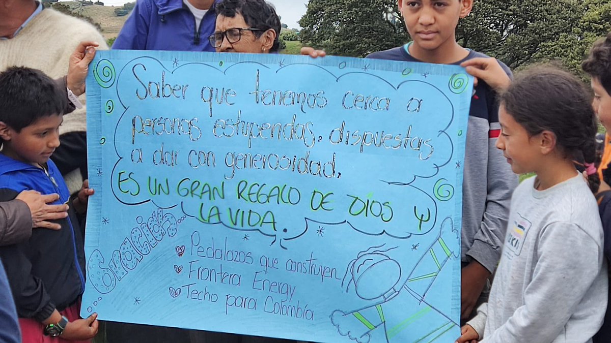 FronteraEnergy's tweet photo. Nuestro #voluntariado #YoTransformo trabajó con @Pedalazos1 y @TECHOcol en la entrega de una nueva casa para una familia de Quiba Alta, Bogotá. Con la mejor energía nuestros voluntarios donaron más de 100 horas de trabajo para la construcción.
#sostenibilidad #FuturoSostenible https://t.co/gEfjYG6CJt