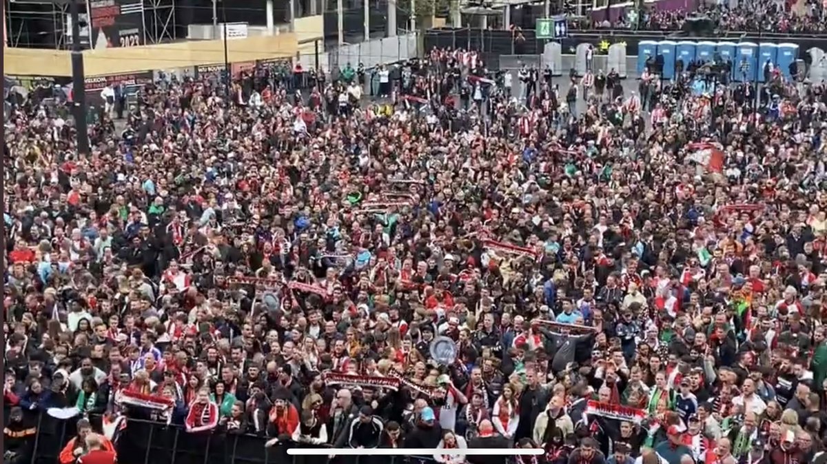 #Nederland heeft een probleem. 

Mensen gaan massaal de straten om #koningsdag  of een gewonnen kampioenschap te vieren #Coolsingel .. 

Ze hebben gelijk hoor maar waarom niet massaal de straten op om op te komen voor je toekomst?