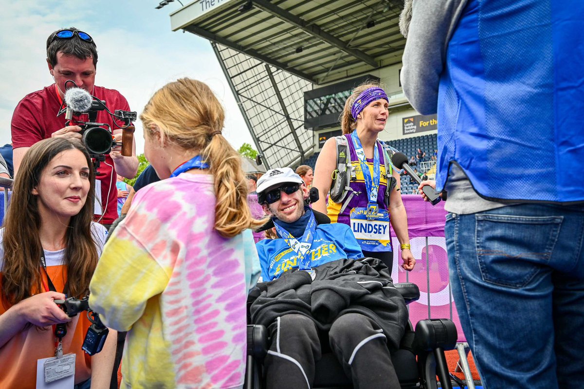 Look at the smile on @Rob7Burrow’s face as his daughter Maya tells me how proud she is of her Mummy, Daddy and Kev… #RunForRob 💙