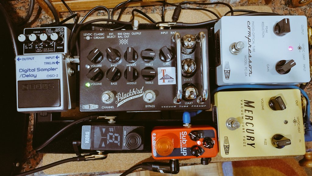 everytguitar's tweet photo. The "AI" pedalboard in an early configuration in the testing stage.
@tcelectronic Sub N Up Octaver,  @effectrode Mercury Tube Fuzz / PC-2A Tube Compressor / Atomic Power Supply / Blackbird Tube Preamp, Boss DSD-2 Digital Delay, @KorgUK Tuner, @Pedaltrain Metro 16 Pedalboard. https://t.co/CRIHT7gGh4