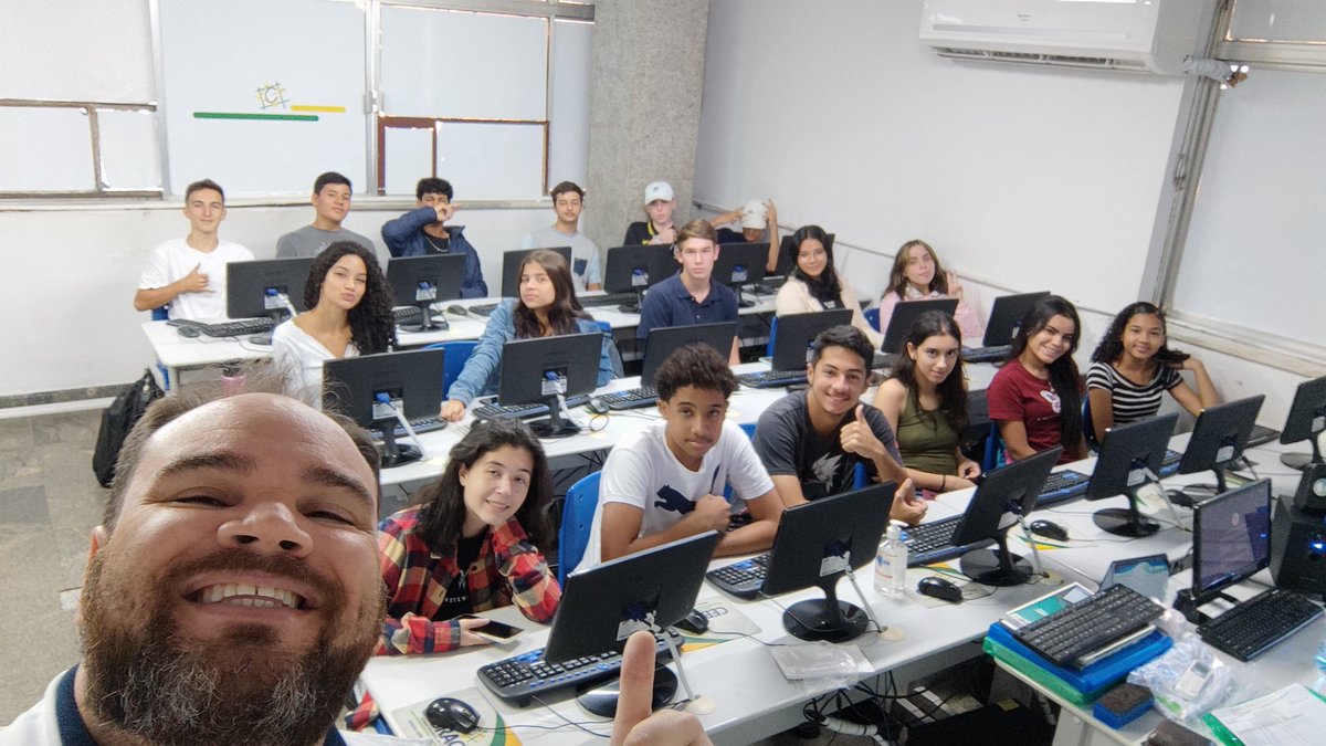 profedlin's tweet photo. Alunos do #22aac12 @cebracjoinville #adm #aac na aula de #Twitter #cebrac https://t.co/OXyW9ZU1Wx
