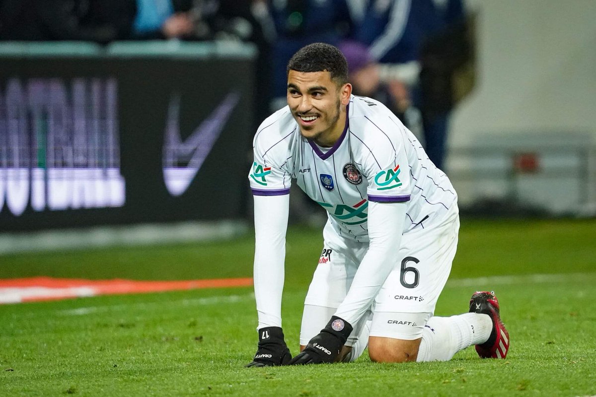 ActuFoot_'s tweet photo. 🚨 OFFICIEL ! Zakaria Aboukhlal est SUSPENDU jusqu’à nouvel ordre par Toulouse. ❌

Le club ouvre une enquête interne après les révélations de @RMCsport selon lesquelles le joueur aurait manqué de respect à une adjointe de la mairie de Toulouse. 

Alors que cette dernière demandait le silence lors d’un discours du maire, Aboukhlal lui aurait répondu : « Chez moi, les femmes ne parlent pas comme ça aux hommes. » 

L’attaquant marocain est même revenu vers l’élue après le discours pour lui exiger des excuses.
