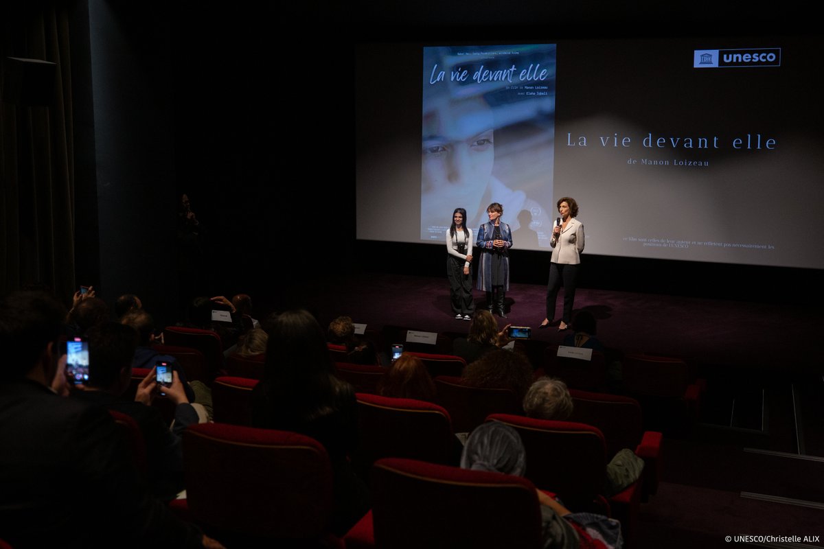 Très heureuse d'accueillir à l'@UNESCO_fr l'avant-première de 'La vie devant elle', un film documentaire de Manon Loizeau qui nous raconte l'histoire émouvante d'Elaha Iqbali, jeune afghane poussée sur la route de l'exil. À découvrir mercredi à 22h45 sur @France2tv. #Afghanistan