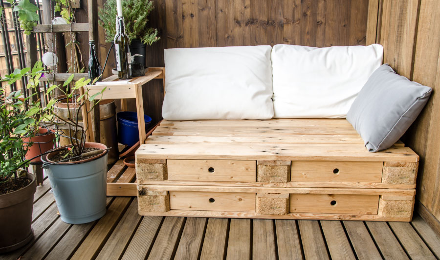 ¿Cómo hacer una cama para un perro grande?

Una buena opción cuando de cómo hacer una cama para perro grande se trata es utilizar pallets, esos armazones de madera que se usan comúnmente en el traslado de carga.

Lo que puedes hacer es unir dos pallets por medio de clavos y de
