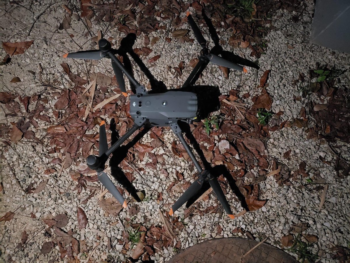 ValeriaCollazoC's tweet photo. En intentos fallidos por evitar traslado de Mundi, le dispararon con perdigones, le dieron comida que le causó irritación y volaron 2 drones sobre ella. Según @ElephantAidIntl, agentes federales incautaron uno de los drones y determinaron que pertenece al municipio de Mayagüez. https://t.co/g2QHEn7hLE