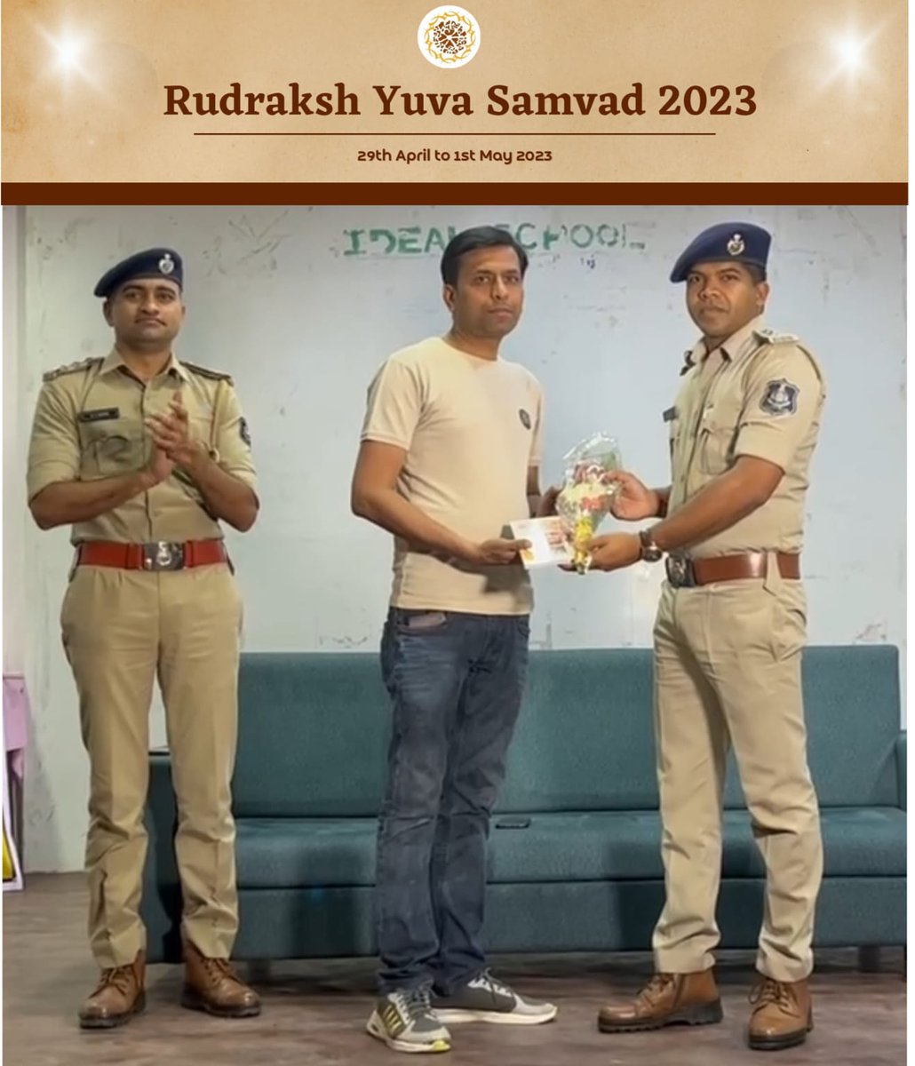Rudraksha_22's tweet photo. રુદ્રાક્ષ યુવા સંવાદ સમાપન પ્રસંગે વડોદરા પોલીસ હેડ-ક્વાર્ટર થી #ACP શ્રી #કમલેશ_વસાવા તથા #P_I શ્રી #P_J_રાઠોડ વિશેષ ઉપસ્થિત રહ્યા હતા.
આ પ્રસંગે તેમણે યુવા સંવાદ ના વિદ્યાર્થીઓ તથા કાર્યકર્તાઓ ને તેમના અનુભવ વ્યક્ત કર્યો અને રુદ્રાક્ષના આ સફળ કાર્યક્રમ ની ખુબ સરાહાના કરી હતી. https://t.co/8JrhFyLaKg