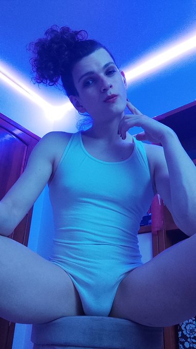 Good evening 😘 https://t.co/l8KNrYtEBT https://t.co/DQeB7mIdEc