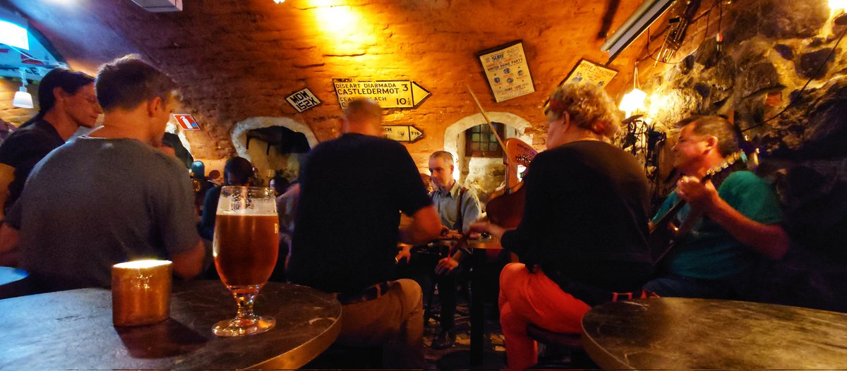 SAOCousins's tweet photo. Stockholm in May
A day of fieldwork ends with Irish  session and a beer in @Wirströms 
There are worse days and worse cities
(Remind me in November)
#stockholm #wirström #IrishMusic #natgeoSU #cooltree @ForNaLab @Stockholm_Uni https://t.co/dSNR1aOltT