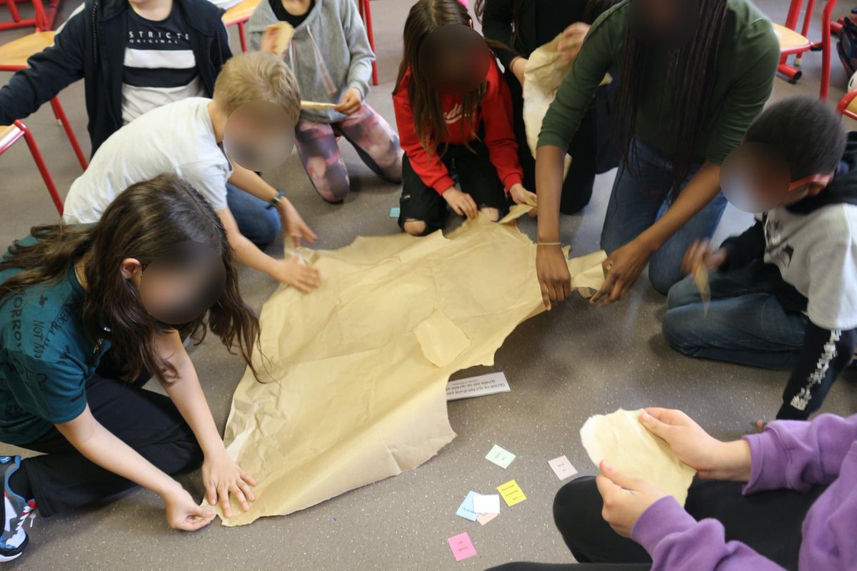 Graines2philo67's tweet photo. Nous arrêtons d’animer … (spoil: non) : les élèves du collège de Bischwiller ont voulu animer l’atelier sur l’identité en totale autonomie : Reformulation, prise de note , Questions philo .. « A-t-on besoin de la famille pour être ce que l’ont est? » 🌱NOUS SOMMES FIÈRES 🌱 https://t.co/VDt4uOtJsl