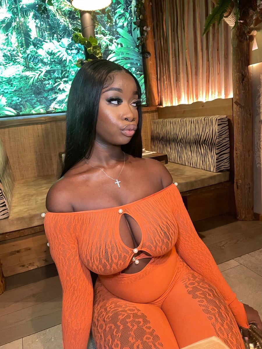 cillasarfo's tweet photo. A Babe in Barca 🍊 https://t.co/AfEJd8g9v3