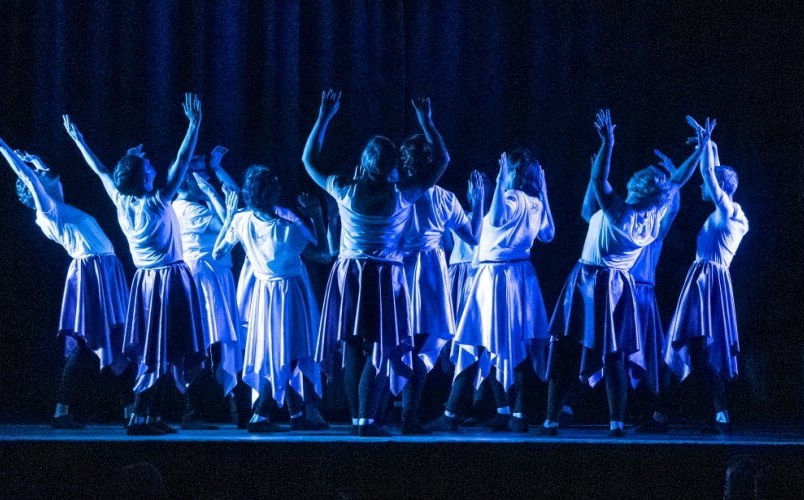 LeDL05et04's tweet photo. #Chorges | #Cancer : monter sur scène pour offrir une belle leçon de vie et d’espoir.
La joie et la bonne humeur régnaient ce dimanche 14 mai à la salle des fêtes avec le spectacle de danse organisé par la Ligue contre le cancer des #HautesAlpes
https://t.co/GaMHZiLMw7 https://t.co/wVkPjOJ0j6