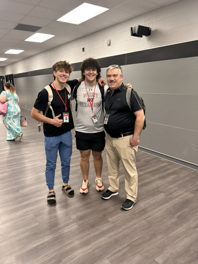 KennardJayden's tweet photo. I grew up dreaming to play for Mr. Henderson! Now I see him in the halls and am thankful for the spirit he bring to LCP! #teamREPS @FootballLCP https://t.co/RJoxHwffs6