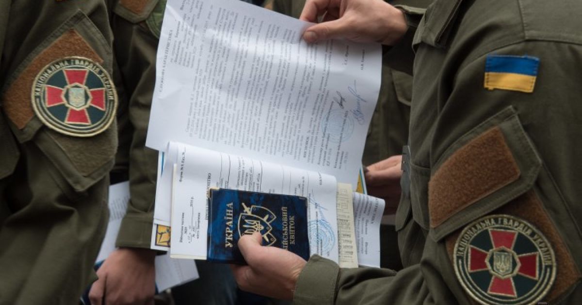 tsnua's tweet photo. Мобілізація в Україні: адвокат відповів, який вік перебування на військовій службі є граничним #новини #ТСН https://t.co/djOhnr2mi6 https://t.co/wKD6VG9MJB