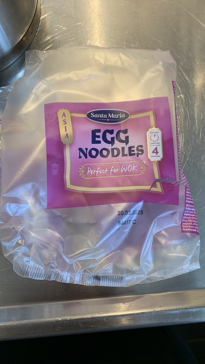 PatJer's tweet photo. Är det (d)jävligt hemligt hur länge nudlar, pasta osv skall kokas så branschen bestämt att göra info pytteliten, försöka blanda ihop med antal portioner eller gömma på baksida? https://t.co/BiHwHerqmU