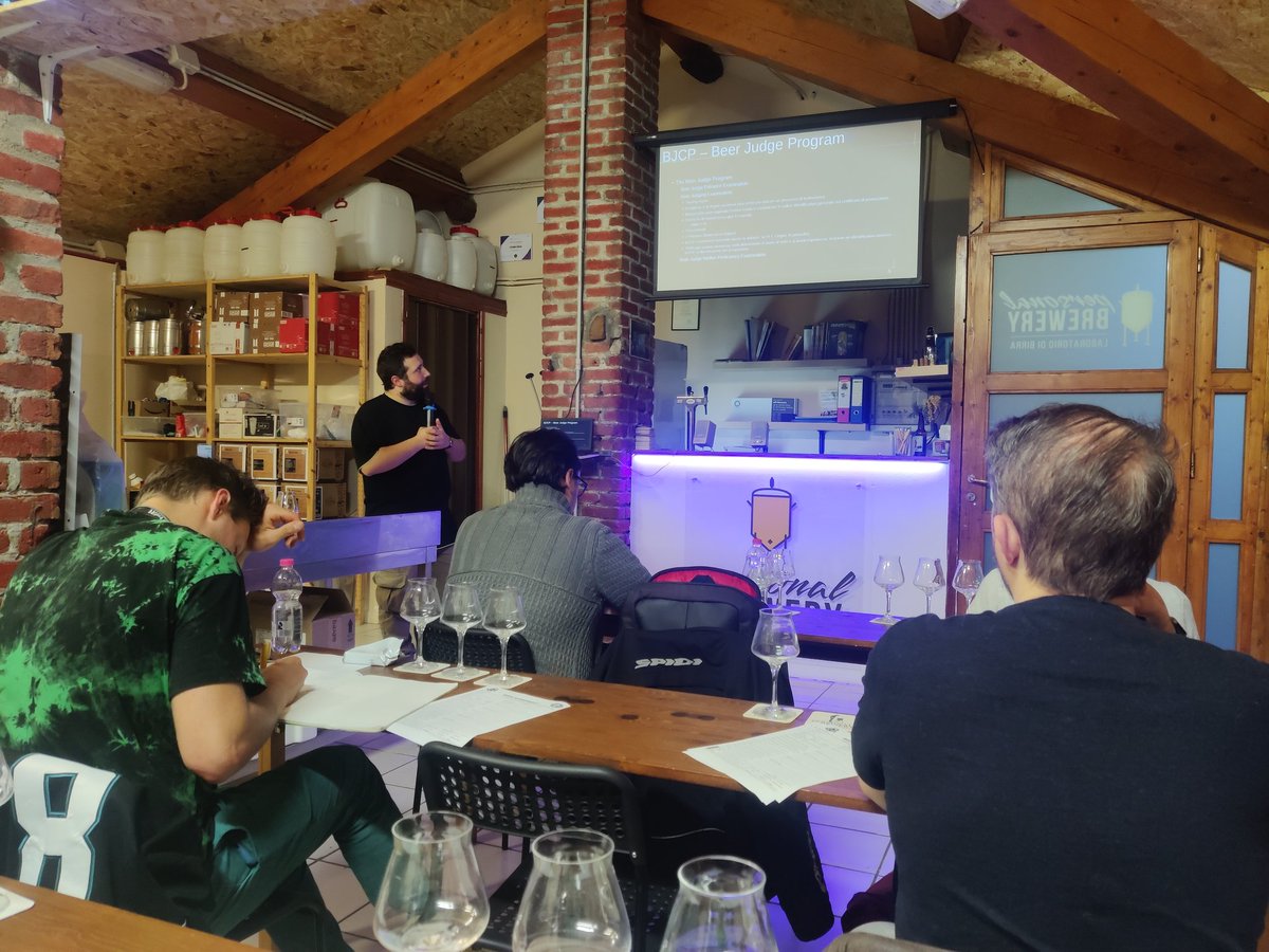 JorgeSpin's tweet photo. Prima lezione del corso di avvicinamento all'esame BJCP da @PersonalBrewer #Milano con Daniele Cogliati #tastingbeer #homebrew https://t.co/GddrBXd0iQ
