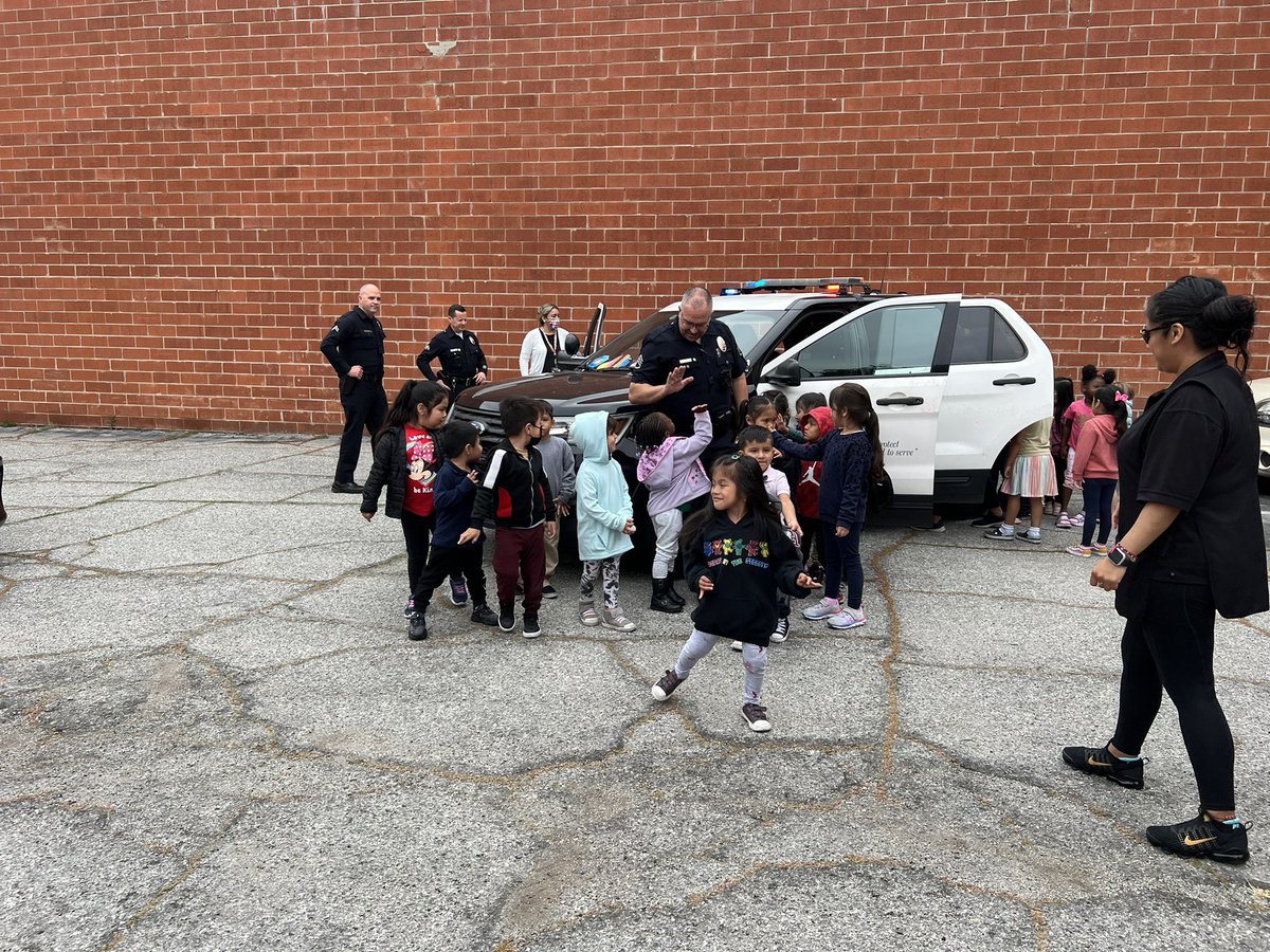 RampartCTCSU's tweet photo. Thank you to @SalvationArmyUS located at 936 Stanford for hosting an officer appreciation day. It was great to meet all the kids smiling faces.@NewtonLAPD @lapdmikeoreb @LabradaAl @LAPDHQ @LAPD_CTD @LAPD24MX13 https://t.co/aq28lqNwoq