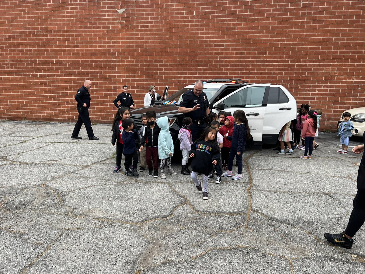 RampartCTCSU's tweet photo. Thank you to @SalvationArmyUS located at 936 Stanford for hosting an officer appreciation day. It was great to meet all the kids smiling faces.@NewtonLAPD @lapdmikeoreb @LabradaAl @LAPDHQ @LAPD_CTD @LAPD24MX13 https://t.co/aq28lqNwoq