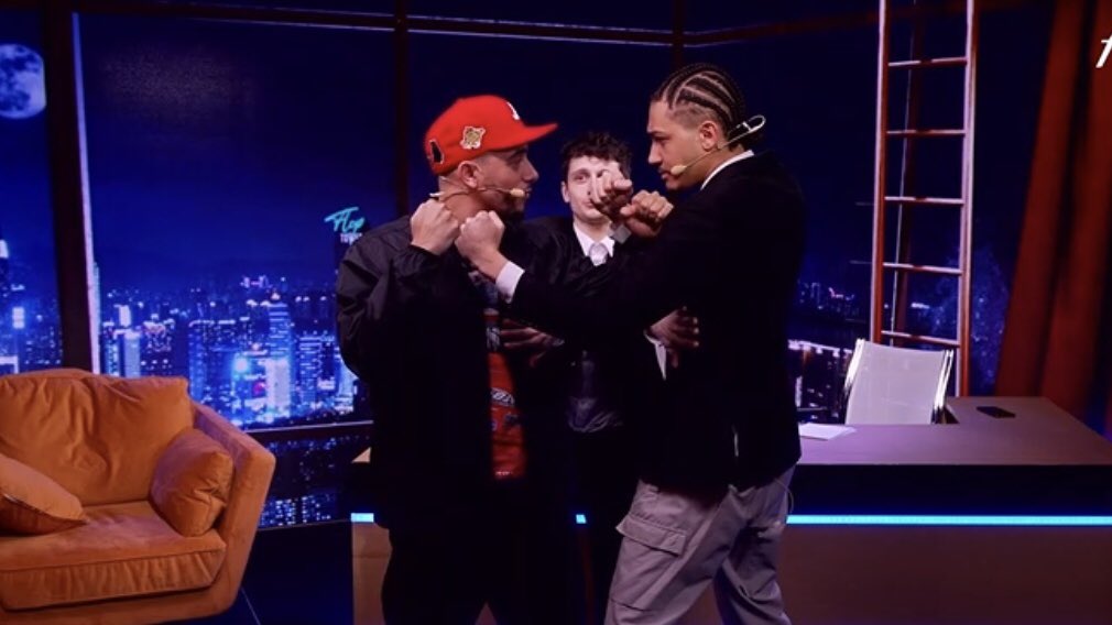 YoungYesil's tweet photo. ‼️🚨‼️Mister V VS Grim le dimanche 32 juillet à Paris-Bercy https://t.co/Ki5HNZBNtG