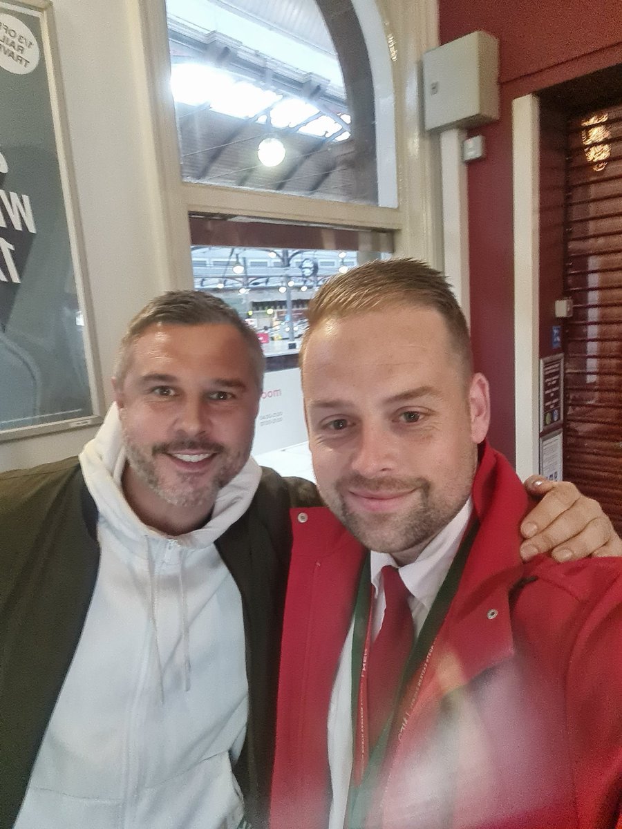 Andrewmac9114's tweet photo. Finished work and a quick football chat with @PeteGravesTV this evening! ⚽️⚽️⚽️ @SkySportsNews #football https://t.co/PI2CT0l7en
