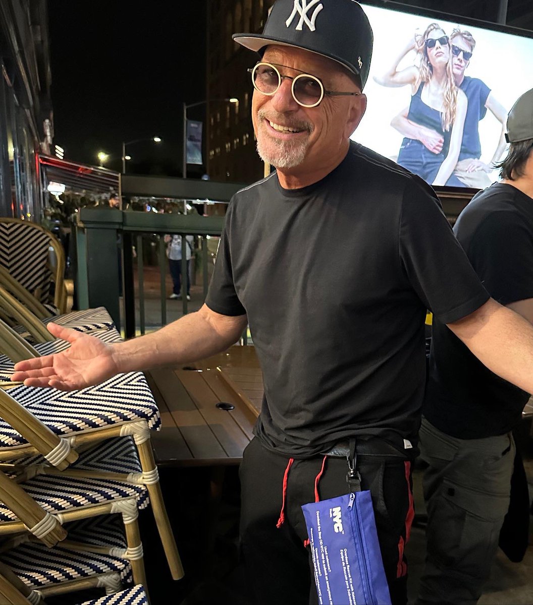 julieonthemic's tweet photo. Friday night was spent talking to a room full of parents and teens about #overdoseprevention and #fentanyltestkits. Grateful to friends who put it together and to @howiemandel for modeling our #overdosepreventionkit! 
Thanks to @asapforg and @HarmReduction for helping! https://t.co/7wdwTmWHJB