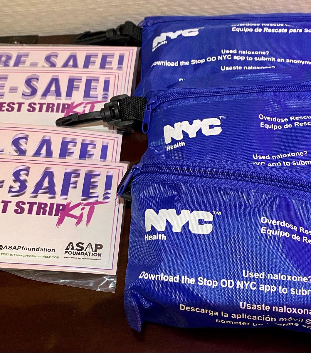 julieonthemic's tweet photo. Friday night was spent talking to a room full of parents and teens about #overdoseprevention and #fentanyltestkits. Grateful to friends who put it together and to @howiemandel for modeling our #overdosepreventionkit! 
Thanks to @asapforg and @HarmReduction for helping! https://t.co/7wdwTmWHJB