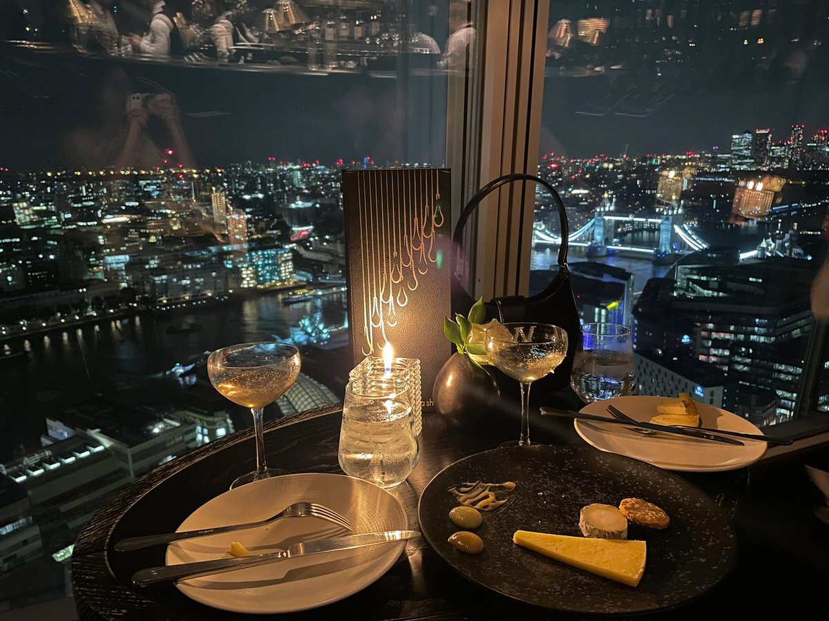 The window seats really need to be booked in advance, otherwise you won't be able to see such a great view.