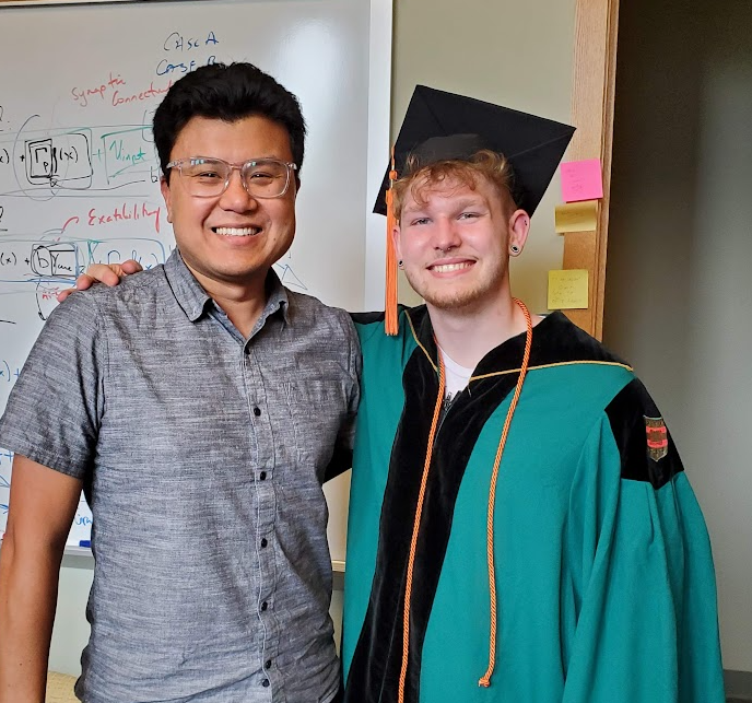 ShiNungChing's tweet image. Enjoyed a commencement day visit from the fresh @WashUESE graduate and PhD-bound valedictorian Jacob Wheelock, who is set for amazing #braindynamics innovations in the future!