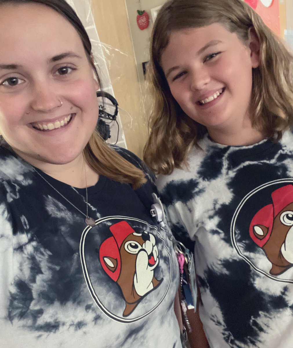 megan_pehl's tweet image. Starting off the week strong with my Buc-ees twin! 💜 #flearning #LeadReed #5thGrade