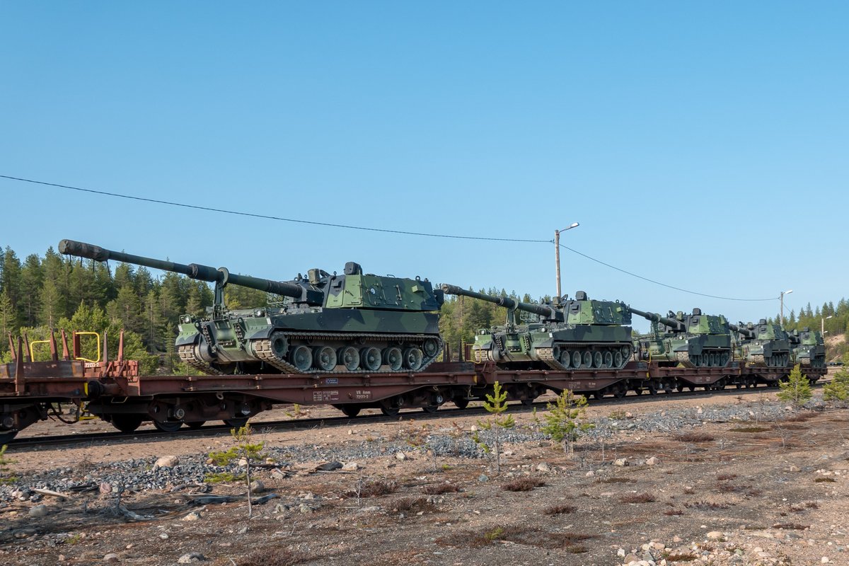 Maavoimat's tweet image. The exercise Lightning Strike 23 led by @MaasotaK began today at the Rovajärvi range and training exercise area. Forces of the alliance 🇫🇮🇬🇧🇺🇸 have been transported to Rovajärvi mainly by road and rail. 
#LIST23 #StrongerTogether #maavoimat #maask