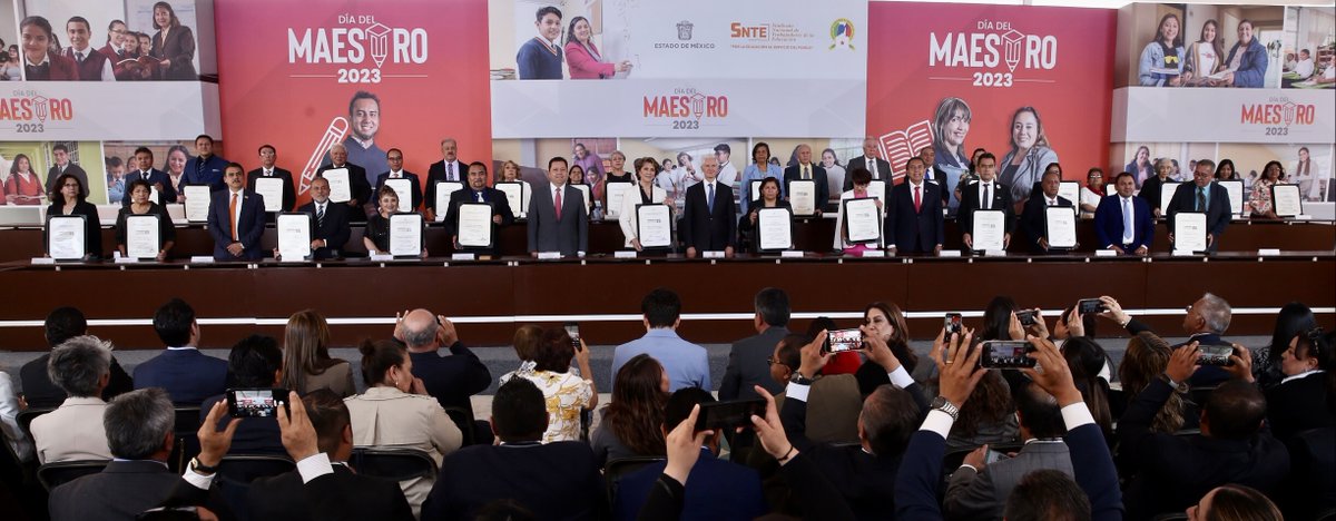 Hoy en el #DíaDelMaestro reconocimos a maestras y maestros mexiquenses que han destacado por su constancia, sus méritos académicos y su entrega hacia los demás.