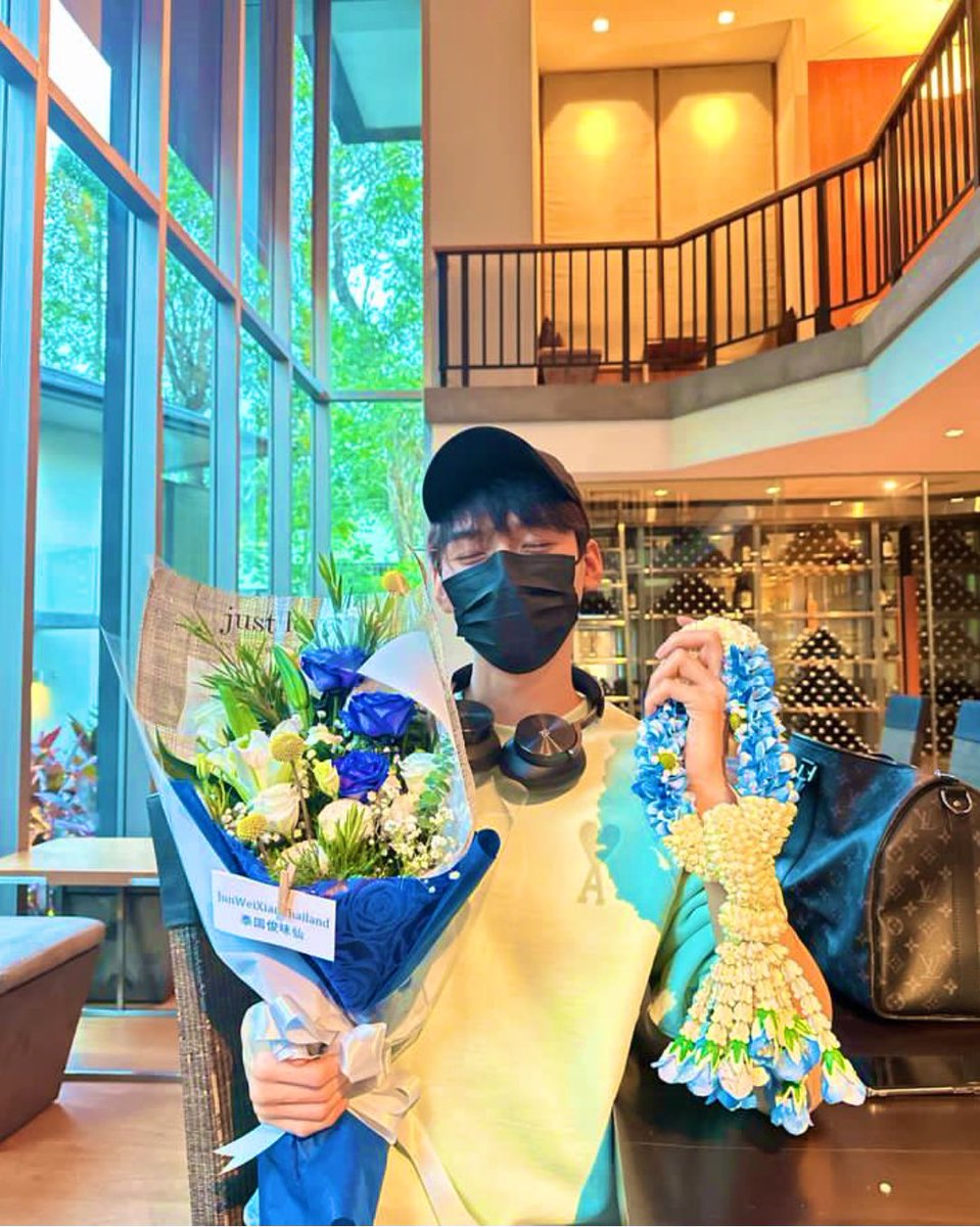 LinShuLiXin's tweet photo. TH GongJun ❤️💙 ก็ว่าจะไม่จวิ้นแล้วนะ!! แต่ดูท่าคูมพ่อถือพวงมาลัยช่อดอกไม้ฉีฟ้านั่น!! มันคือการแสดงออกถึงการเชิดชูบูชาคูมแม่องค์แมวอย่างสุดจิตสุดใจชัดๆ #Gongjun #กงจวิ้นมาไทย #ประเทศไทยมีพิธาเป็นนายก #จบออกซ์ฟอร์ด https://t.co/BtOPGoN2mL