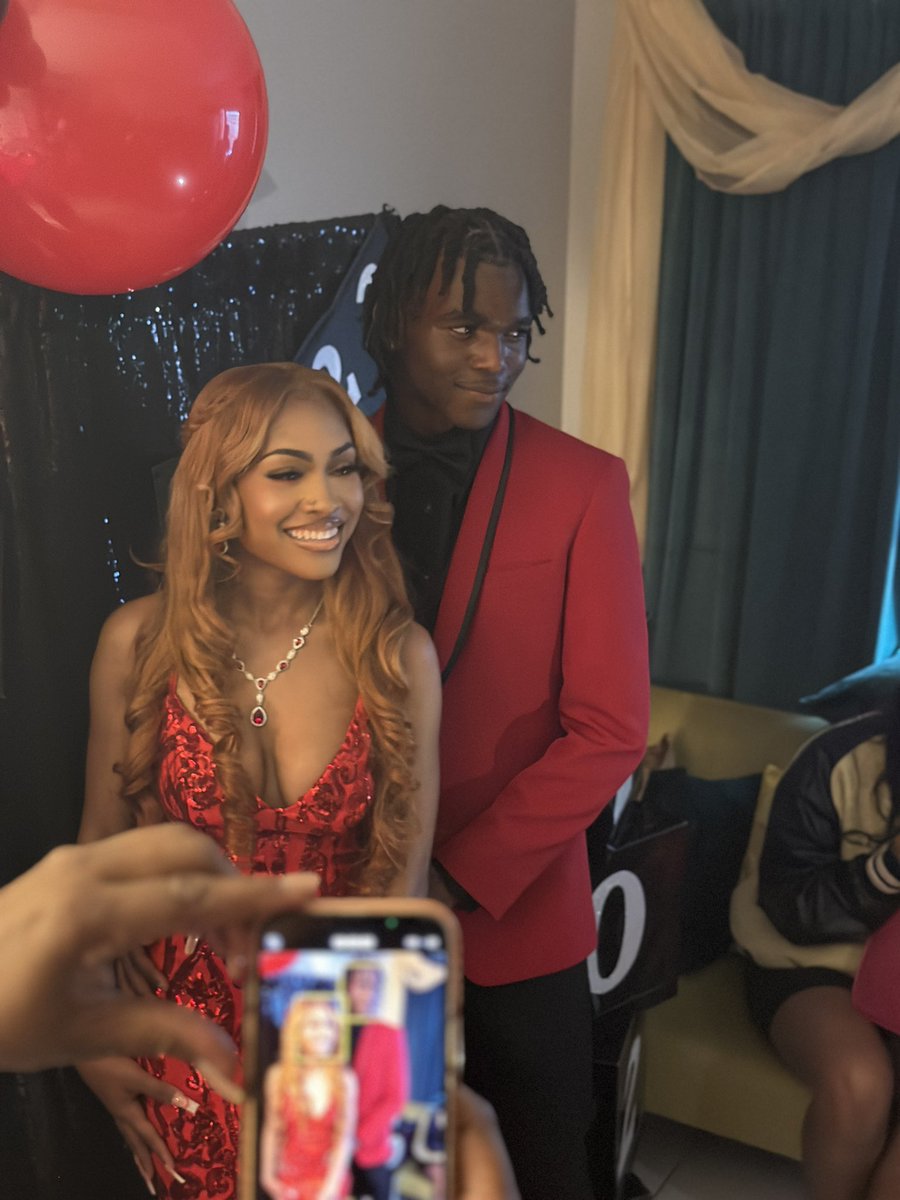 Jurnee2yades's tweet image. Jada was so pretty for prom 😍😍 we had fun getting her ready , def made me feel old , literally watched her grow up 😩 #graduationnext #LSUbound