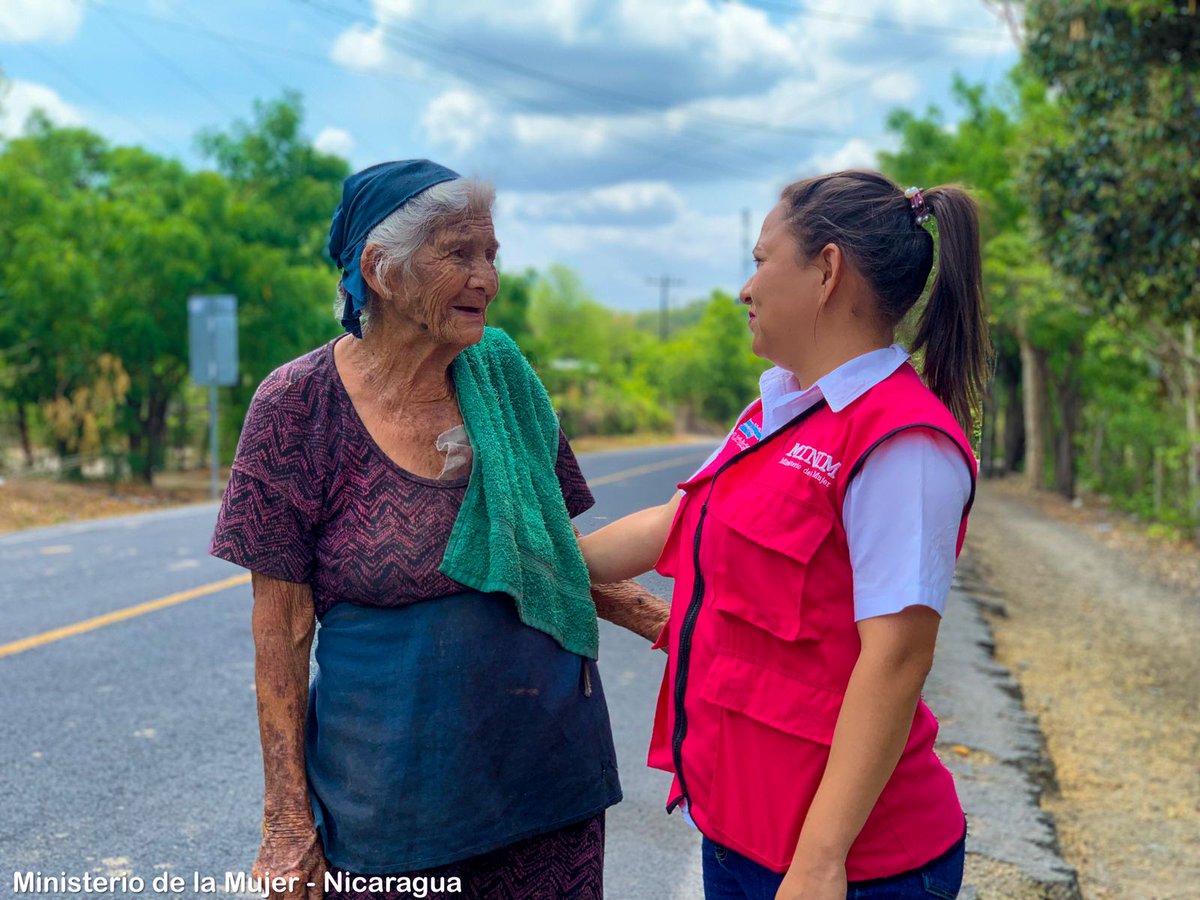 MINIMNicaragua's tweet photo. ✅En #Managua y  Ciudad Darío seguimos reconociendo el legado y admiración hacía nuestras Madres de Héroes y Mártires, ejemplos de amor por la Revolución ❤️🖤
#MayoVivaSandino #MujeresPorLaVida https://t.co/exNsEzXQdm