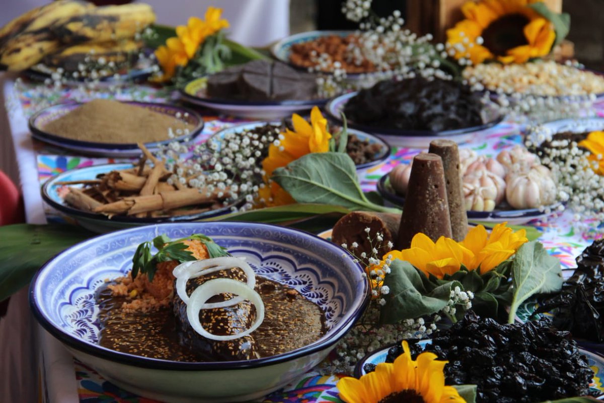 🤤El próximo 31 de mayo se llevará a cabo en San Martín Texmelucan la comida tradicional en honor al #mole poblano, anunció el presidente de la CANIRAC, Carlos Azomoza. El platillo es el más vendido por restaurantes en la entidad. 🥰
📸 <a href="/Isahmar_Torres/">Isahmar Torres</a> 
📲 milenio.com/puebla