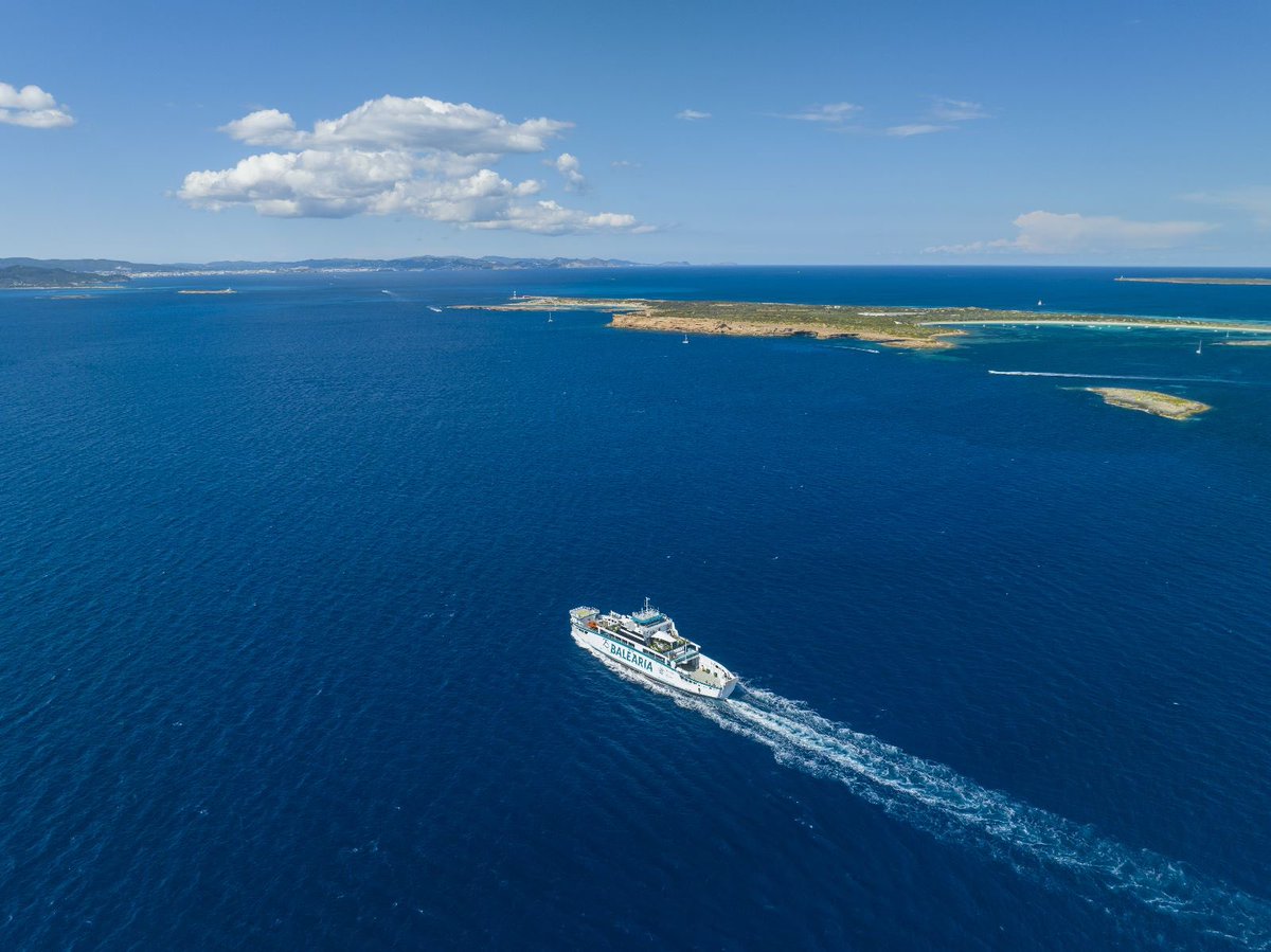 Balearia's tweet photo. 🛳⚡️ El ferry eléctrico ‘Cap de Barbaria’ ya navega entre #Eivissa y #Formentera y ha recibido sus primerxs pasajerxs. ¿Quién lo ha probado ya?
No digáis que no queda bonito con semejante paisaje 😍😍😍
#RumboVerde https://t.co/fY9xFGrsT2