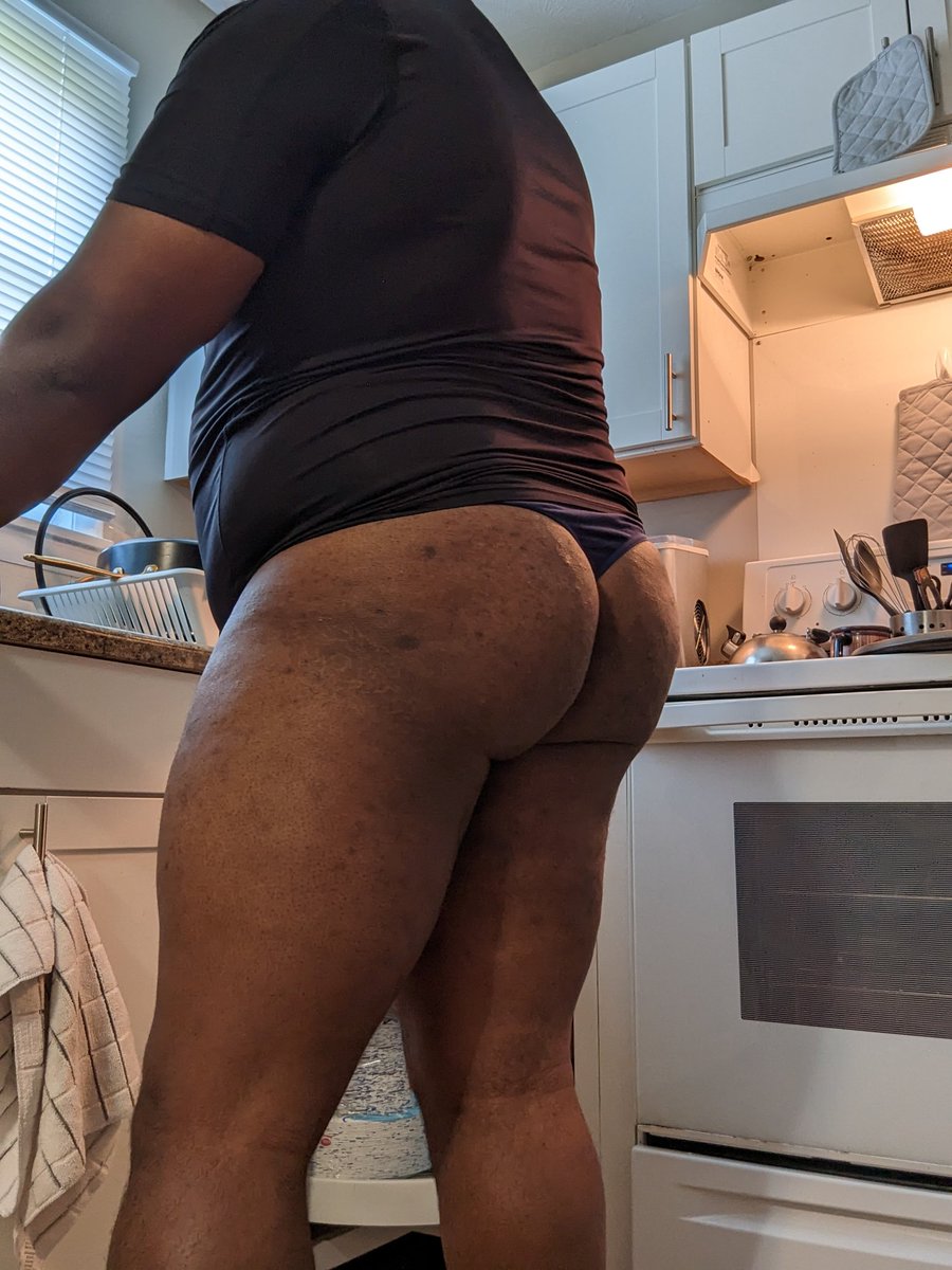 Mruncut6's tweet photo. Post-work kitchen tings. Honestly love how #thicc my ass is.
#teamuncut
#thiccass
#thiccbottom
#bibottom
#chubby
#ManAssMonday https://t.co/nVQlgrxVvI