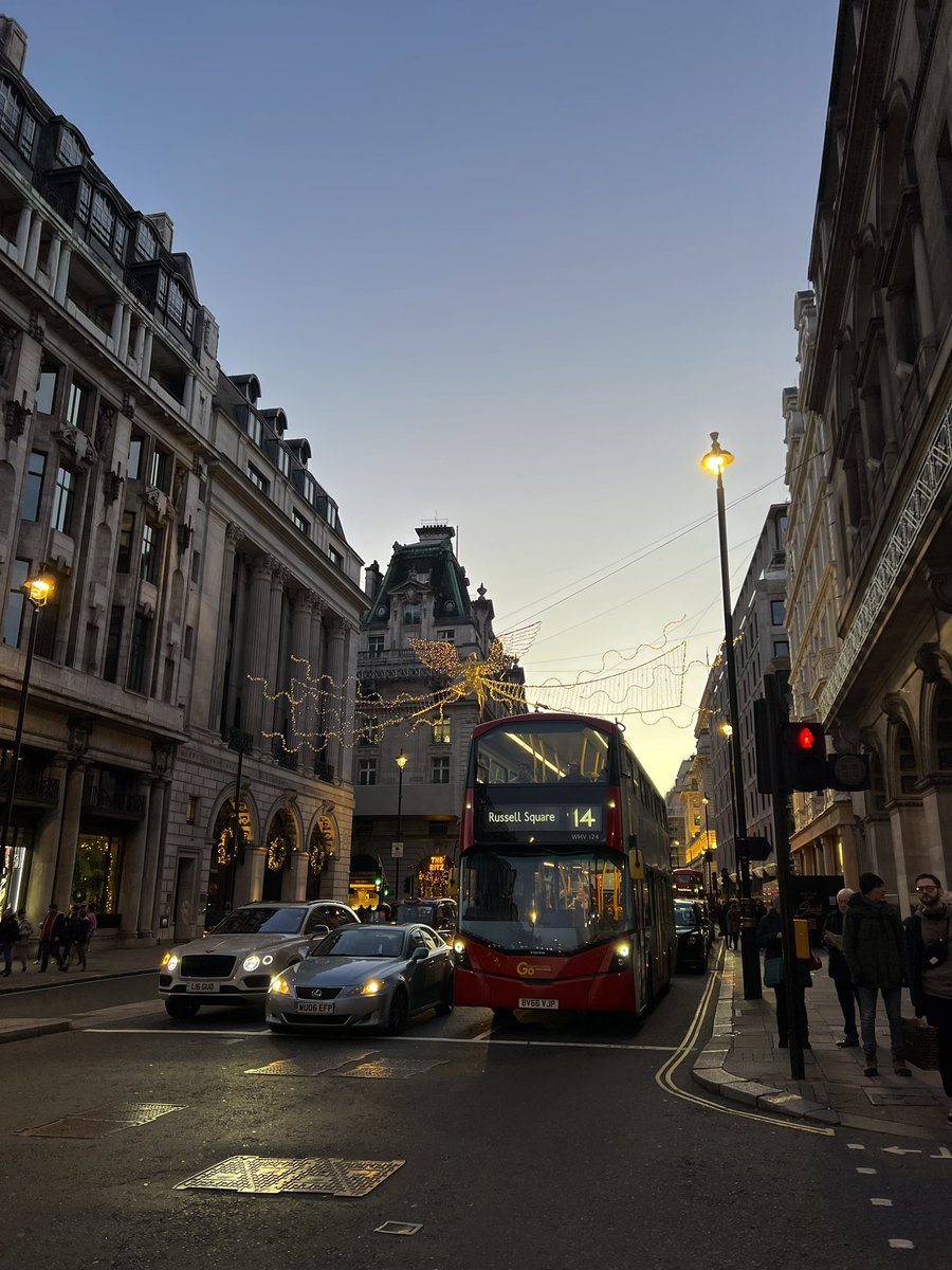 lzelola's tweet photo. janv 2023 : Londres https://t.co/xEflolpIU8