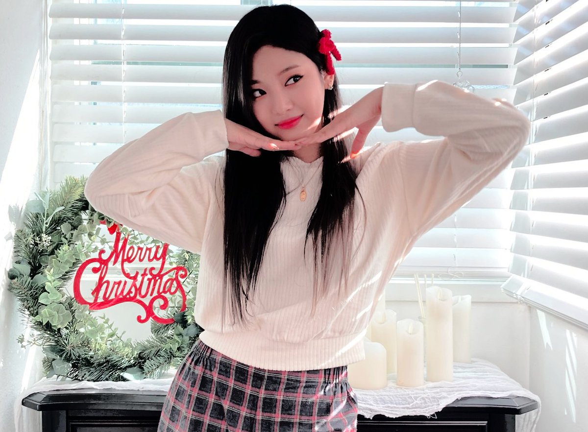 Debo decir que mi época favorita del año es la navidad🪅 por lo que encontré estas fotos mientras me organizaba, y no puedo creer que ha pasado bastante tiempo desde esta festividad. La extraño mucho, ya quiero que sea diciembre again.

𝒃uttēr ⋆ 𝑓𝑙ies — #𝖆𝗋𝗌𝗒𝗇͏͏ 𐀔 ˖ ࣪