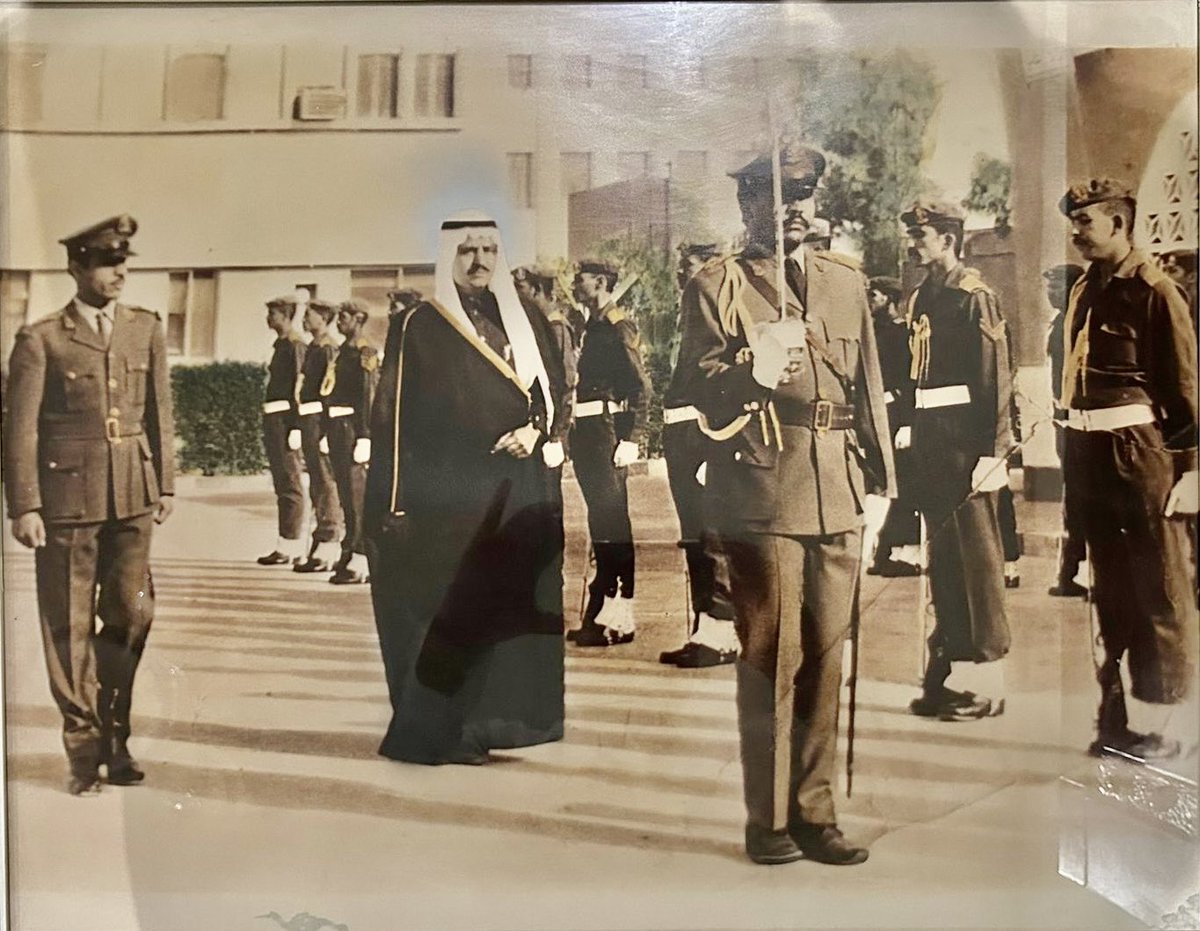 DR_m_almarool's tweet image. #صوت_الصورة 
سمو الأمير نايف بن عبدالعزيز وزير الداخلية رحمه الله في زيارة تفقدية لكلية قوى الأمن الداخلي في عام 1396هـ 
ويبدو بالصورة وصول سموه لمقر الكلية 
يتقدمه قائد حرس الشرف اللواء هليل بن ناجي شافاه الله وعن يمين سموه يبدو أركان حرب الكلية الفريق محمد عبدالله الطويان سلمه…